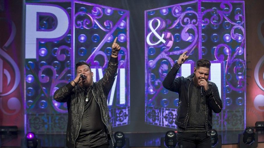 Acusados de transfobia, Pedro Motta e Henrique lançam nova versão de 