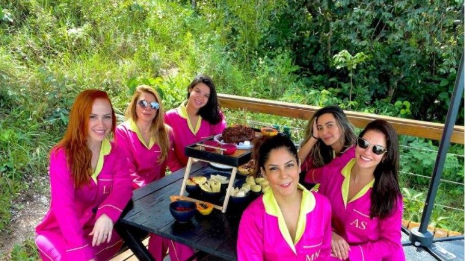 Andressa Suita comemora o aniversário ao lado das amigas