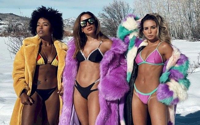 Anitta é fotografada de biquíni na neve