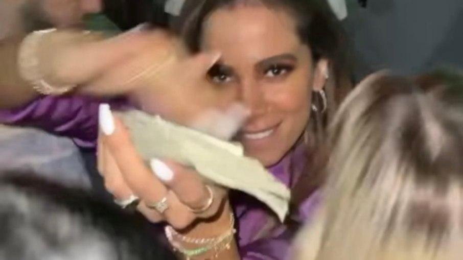 Anitta joga dinheiro para o alto em balada nos EUA e fãs reagem: 