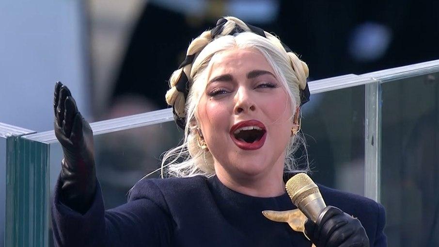 Após fazer oposição a Trump, Lady Gaga canta hino na posse de Joe Biden