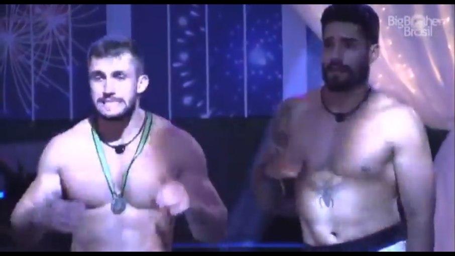 BBB 21: Arthur brinca de Petrix e web comenta