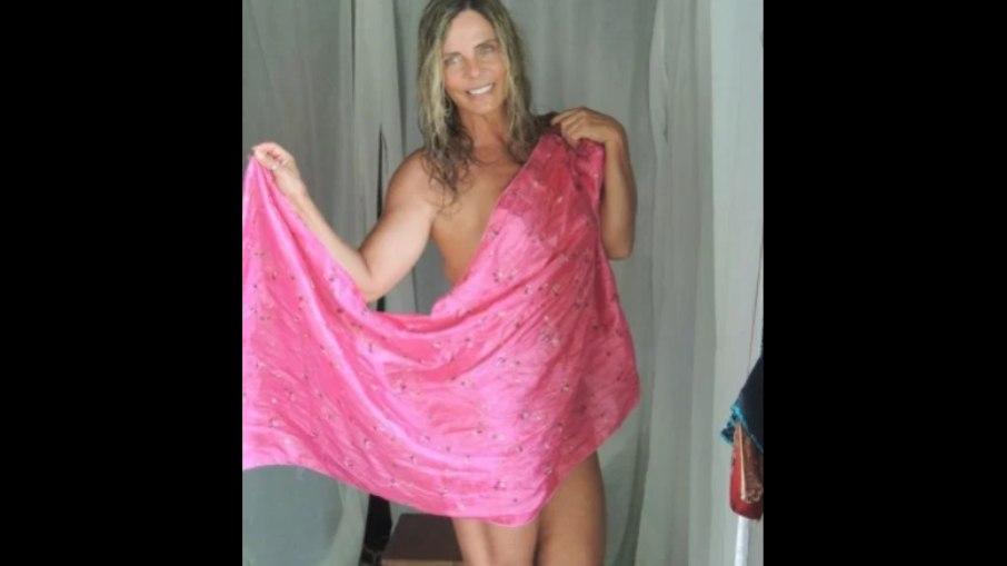 Bruna Lombardi posa só com um lenço rosa
