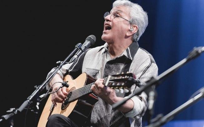 Caetano Veloso pede indenização para mulher que o chamou de 'macaco pedófilo'