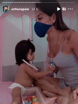 Curada da Covid-19, Mayra Cardi aparece junto de Arthur Aguiar e a filha