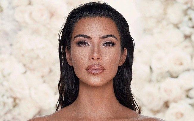 Em meio a crise na relação, Kim Kardashian participa de estudos bíblicos