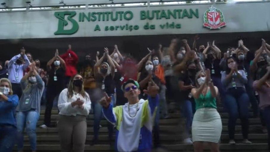 Em parceria com Butantan, MC Fioti lança funk em apoio à vacina; confira