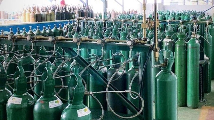 Gusttavo Lima mostra cilindros de oxigênio que serão doados para Manaus