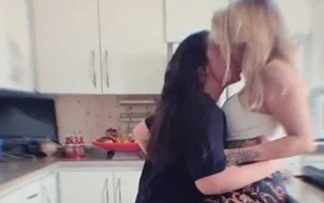 Marcela McGowan troca beijos quentes com namorada na cozinha