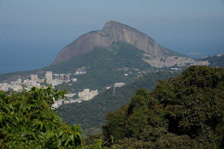 Morro Dois Irmãos, no Rio, se transforma em tela de cinema até domingo