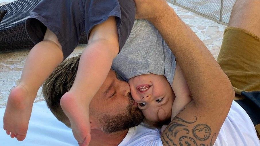 Ricky Martin posa com o filho caçula e se declara: 