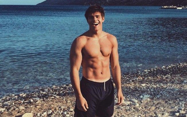 Sobrinho-neto da Rainha Elizabeth II vira sensação por ostentar boa forma