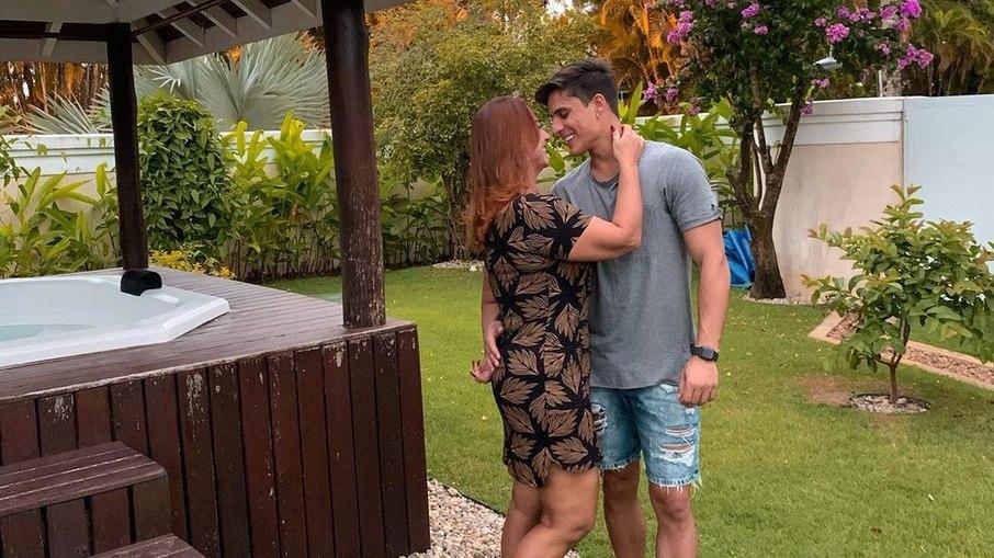 Tiago Ramos se declara no aniversário da mãe de Neymar: 