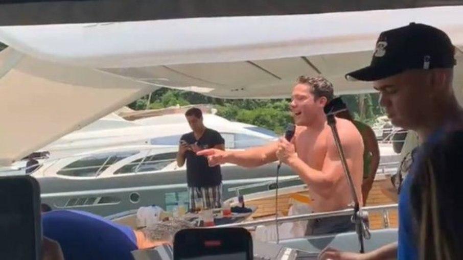 Wesley Safadão fez show privê dentro de lancha em Angra dos Reis