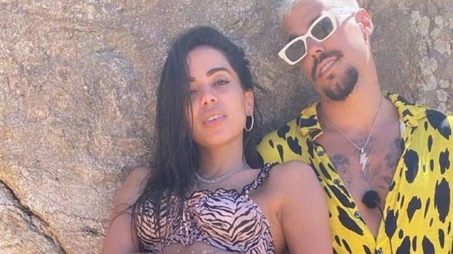 Anitta e Lipe Ribeiro deixam 'ilha da pegação' juntos