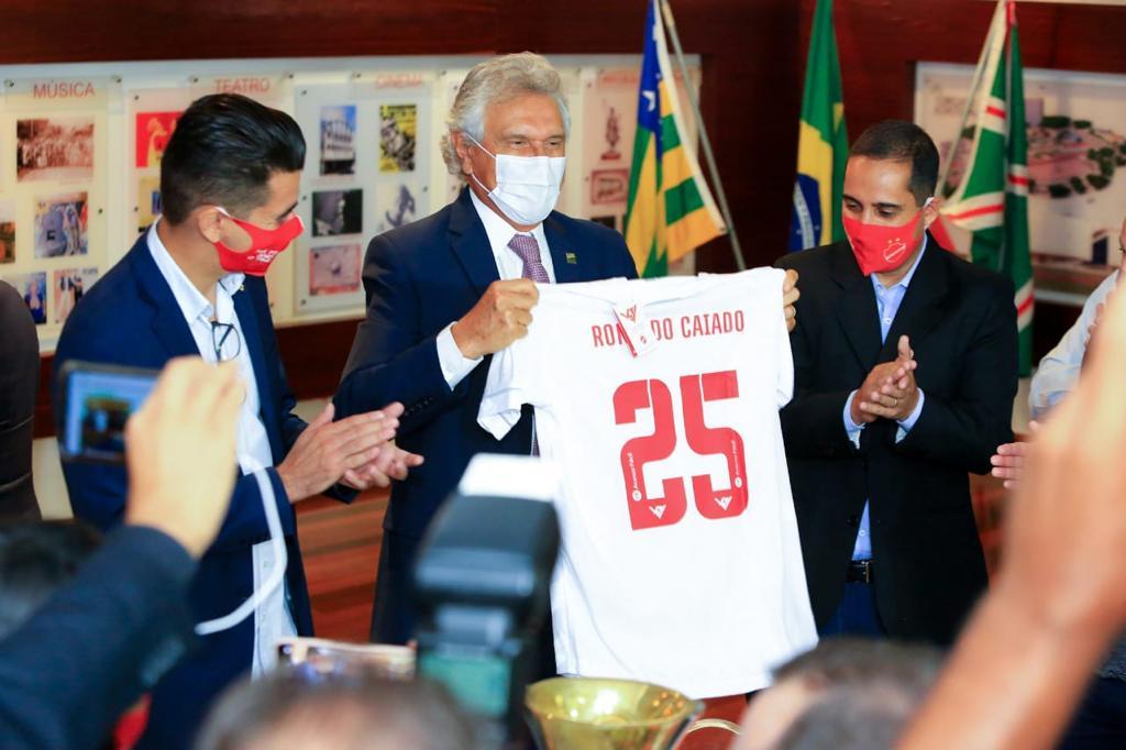 Ao receber tricampeão Vila Nova, Caiado defende apoio de empresários para fortalecimento financeiro dos clubes goianos