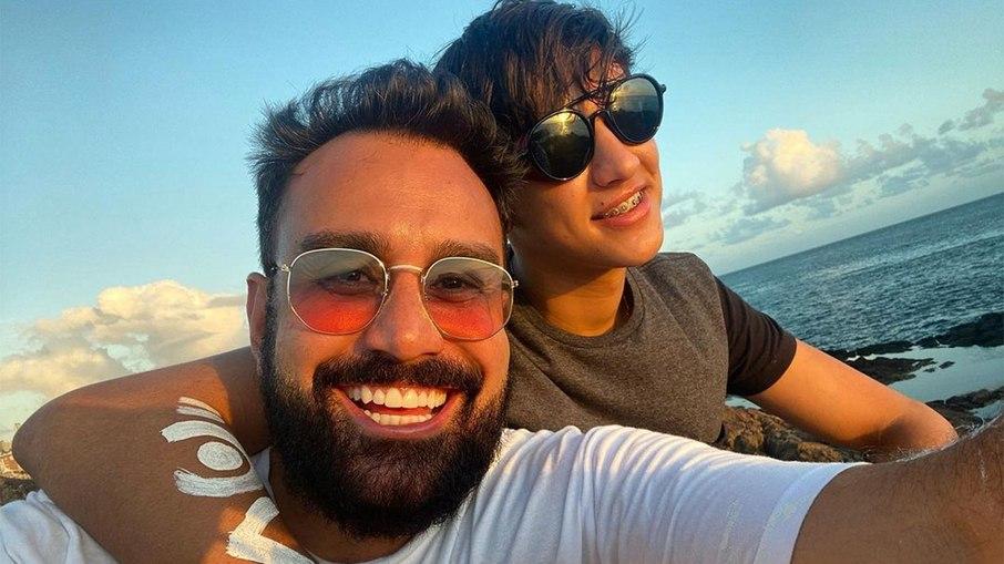 Apresentador da Record assume namoro com rapaz de 19 anos