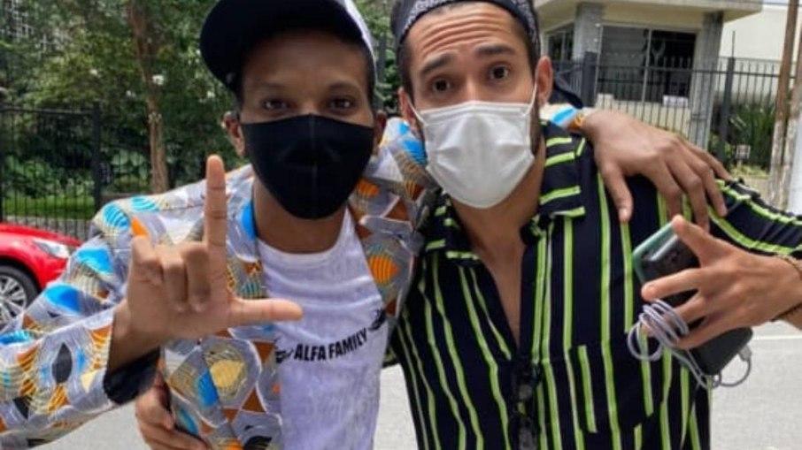‘BBB 21’: Lucas Penteado e Arcrebiano se encontram fora da casa