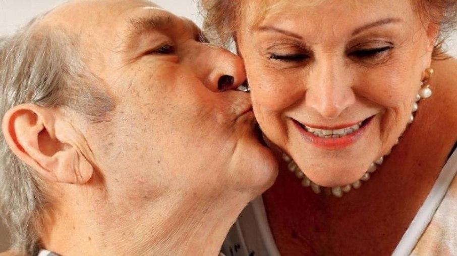 Beth Goulart publica fotos de casamento de Nicette Bruno e Paulo Goulart