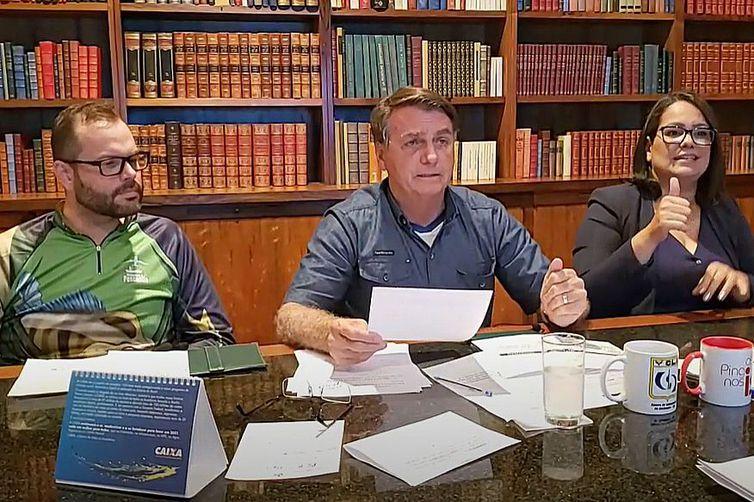 Bolsonaro quer que postos exibam composição de preço dos combustíveis
