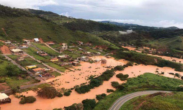 Chuvas provocam alagamentos e deslizamentos em cidade mineira
