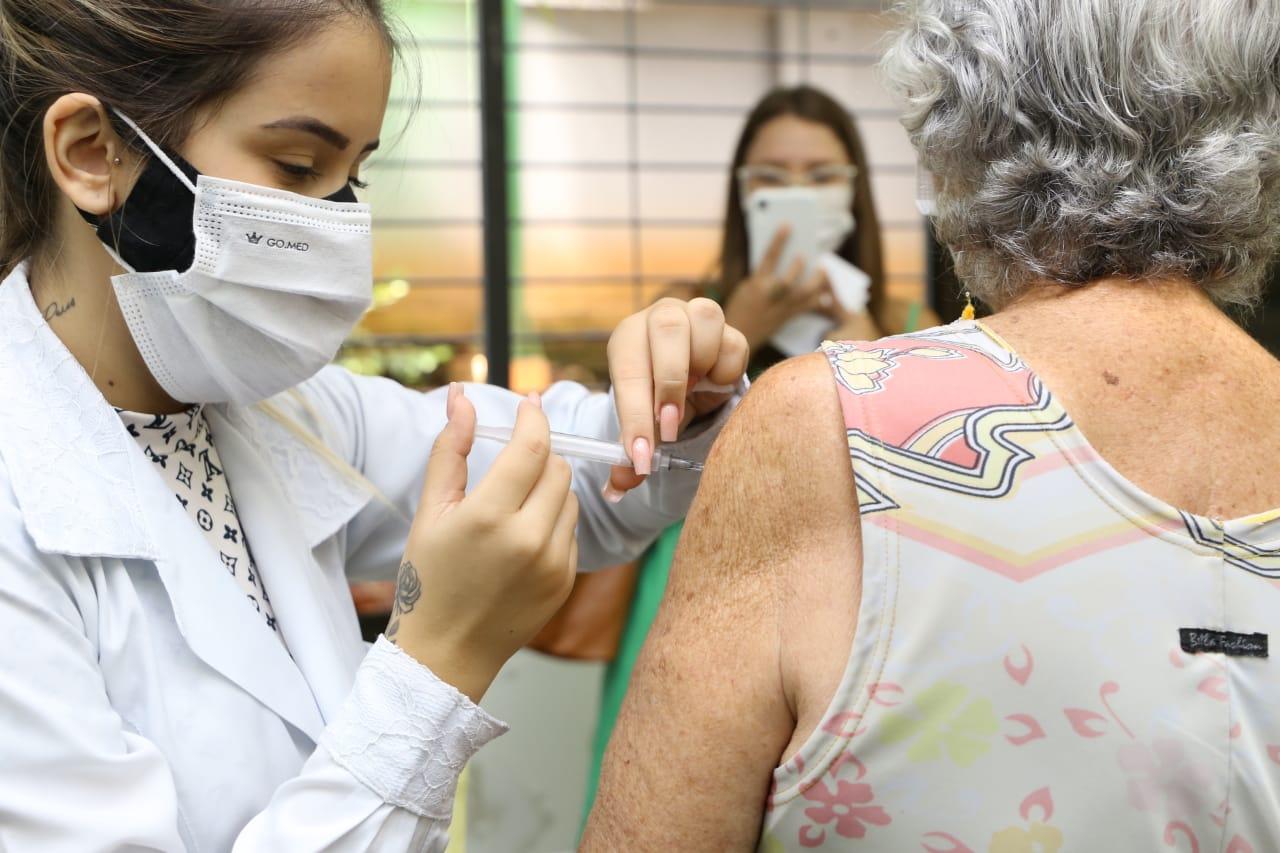 Começa vacinação de idosos com 84 anos em Goiânia