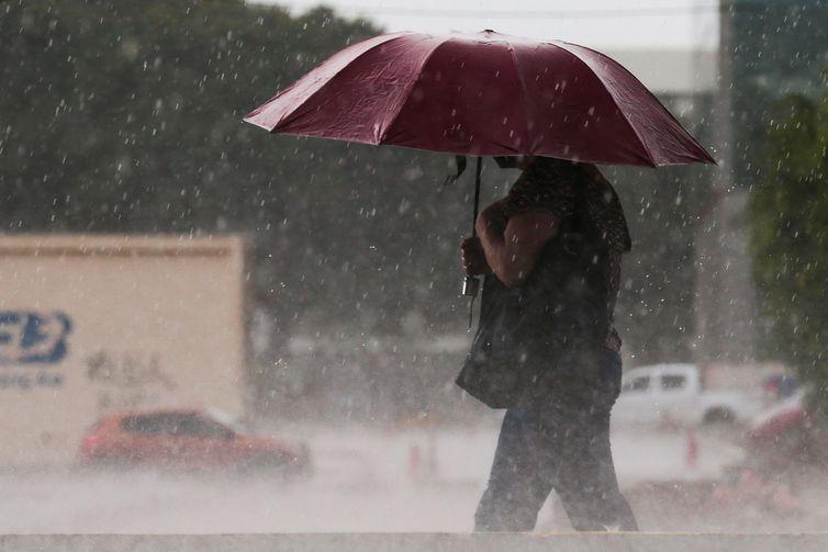 Domingo de carnaval terá chuva em grande parte do país