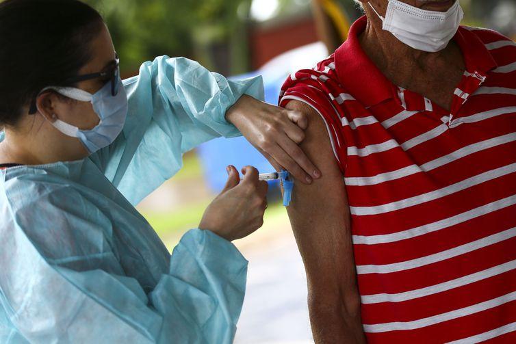 Estudo indica que vacinação em São Paulo deve priorizar periferia