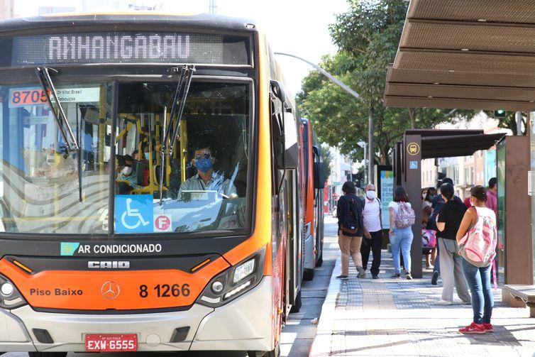 Frota de ônibus da capital paulista emitiu 50% menos poluentes em 2021