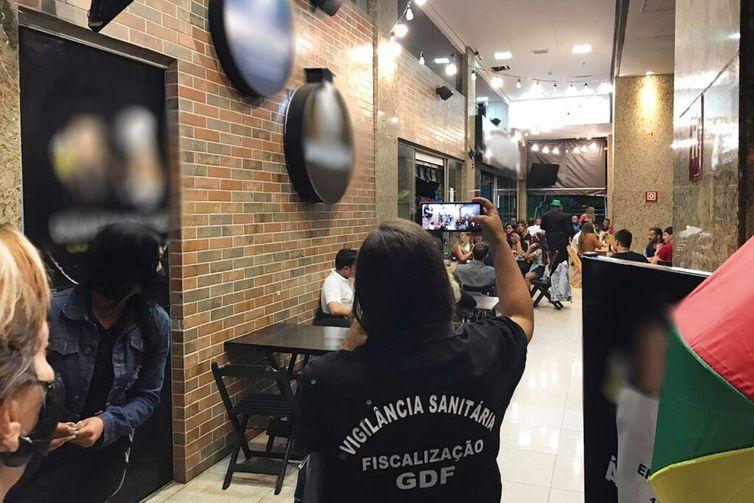 Governo do DF multa 12 estabelecimentos por eventos no carnaval