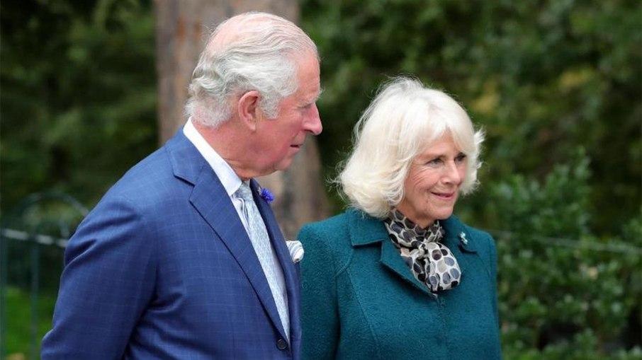 Imunizados! Príncipe Charles e a esposa Camilla recebem vacina para Covid-19