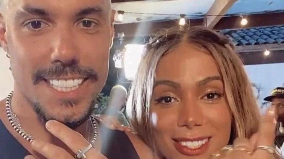 Lipe Ribeiro tenta roubar beijo de Anitta em reality na ilha