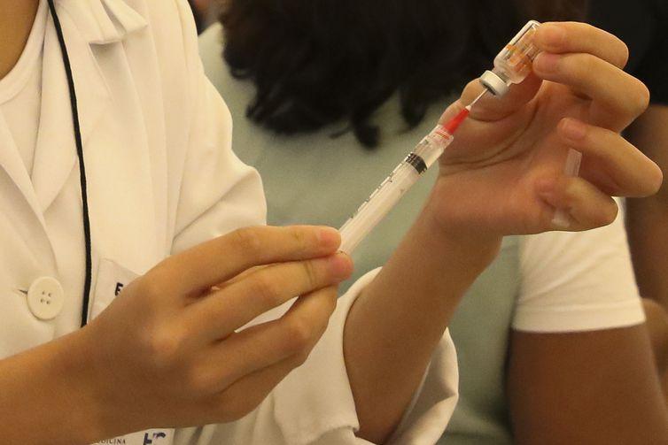 Manaus exonera médicos investigados por furar fila de vacina