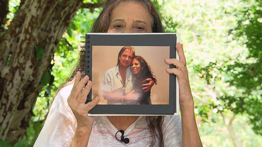 Maria Gladys relembra romance com Roberto Carlos e convida o cantor para sair