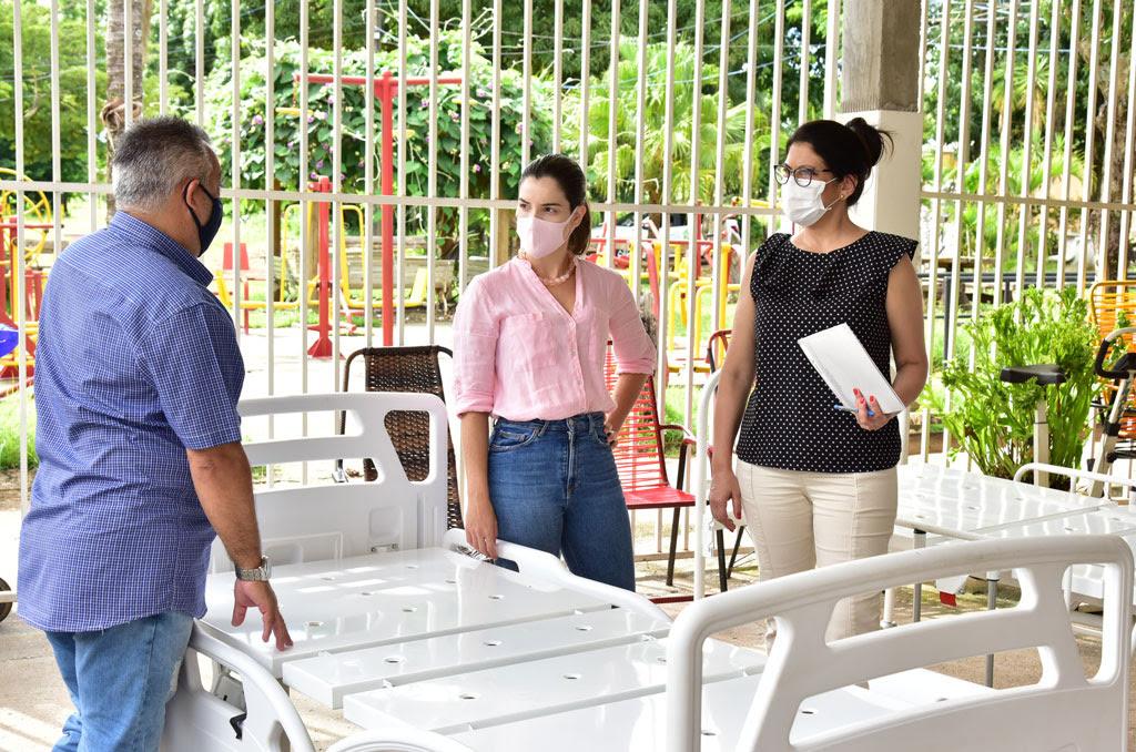 Mayara Mendanha entrega camas reclináveis a abrigos de idosos em Aparecida de Goiânia