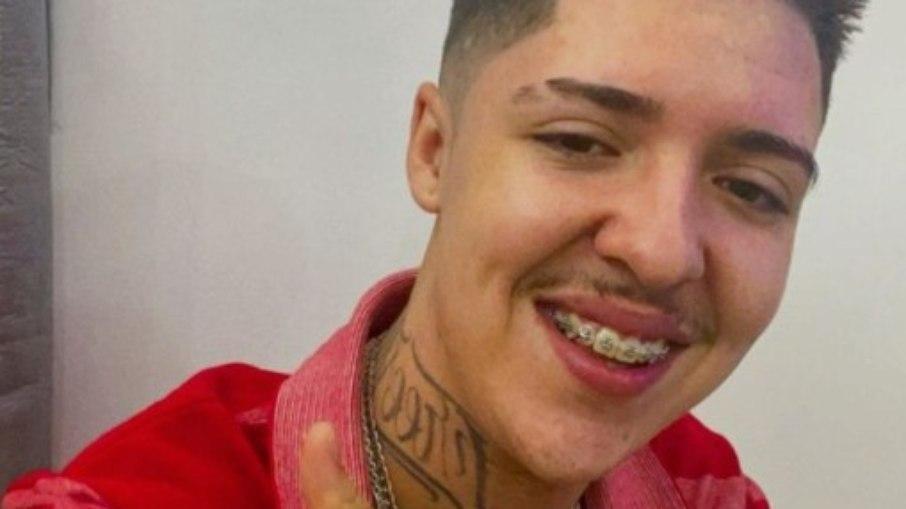 MC é rendido de forma violenta por policiais em SP; vídeo viraliza