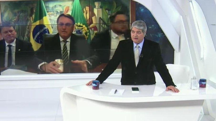 Provocação? Bolsonaro surge com lata de leite condensado em conversa com Datena