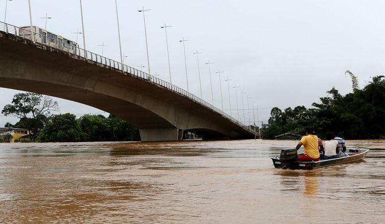 Rio Acre transborda e famílias estão desabrigadas em Rio Branco