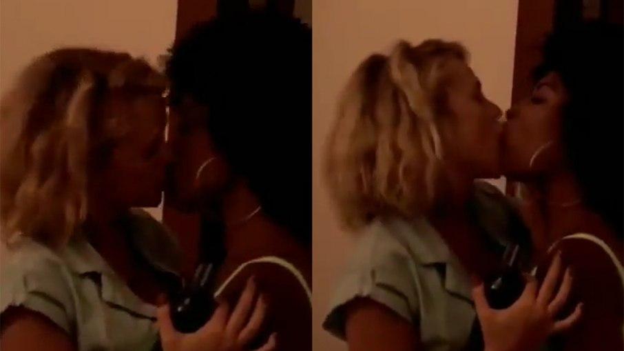 Sarah Fonseca e Gabi Lopes se beijam no reality show de Anitta