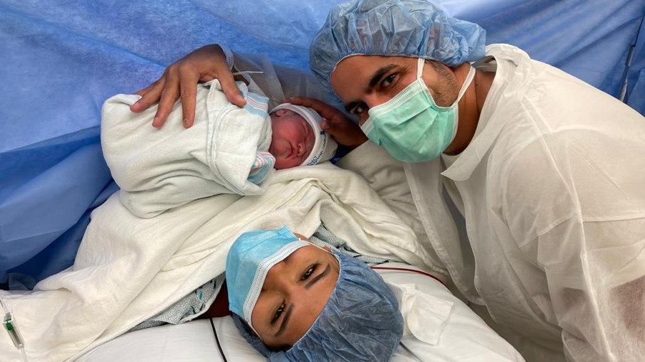 Simone e Kaká Diniz divulgam primeira foto de Zaya: 