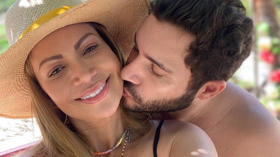 Solange Almeida fala que tem relações sexuais com namorado em ônibus da banda