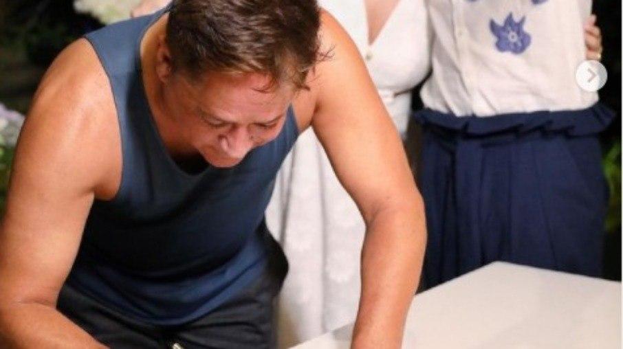 A caráter: Leonardo vai de regata e bermuda em casamento de Zé Felipe