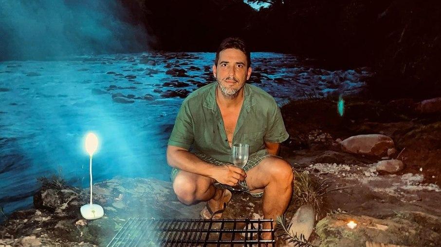 Acusado de crime ambiental, André Marques explica churrasco em rio