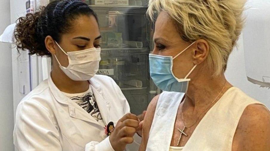 Ana Maria Braga toma a vacina contra a Covid-19: 
