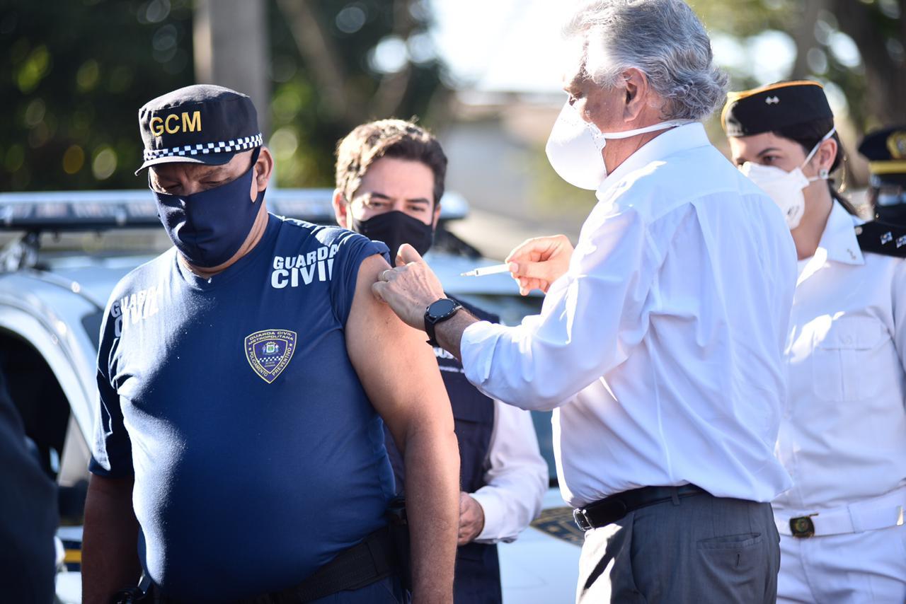 Caiado aplica vacina contra Covid-19 nos primeiros membros das forças de segurança pública