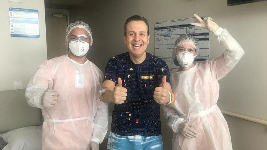 Celso Zucatelli comemora alta de internação por Covid: 