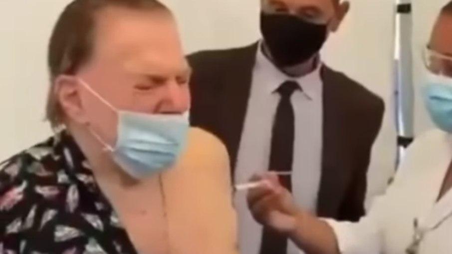 De pijama, Silvio Santos toma segunda dose de vacina contra Covid-19