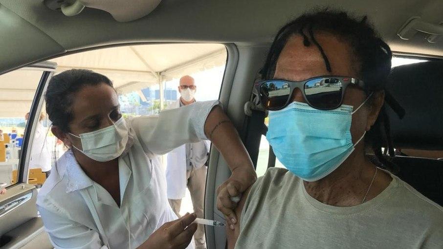 Djavan é vacinado contra Covid-19: 