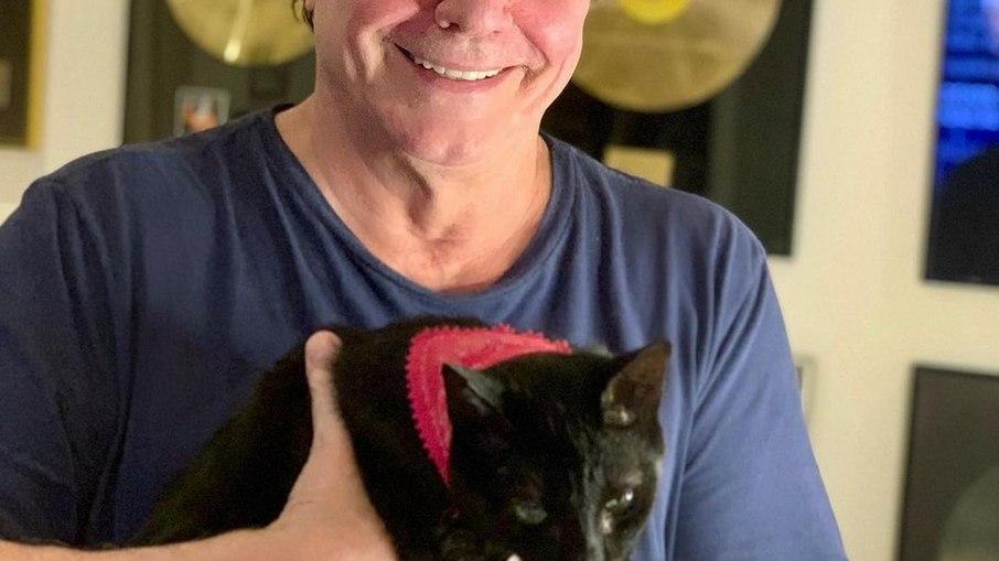 Fábio Jr. usa bandana em homenagem a Fiuk em noite de festa do Líder