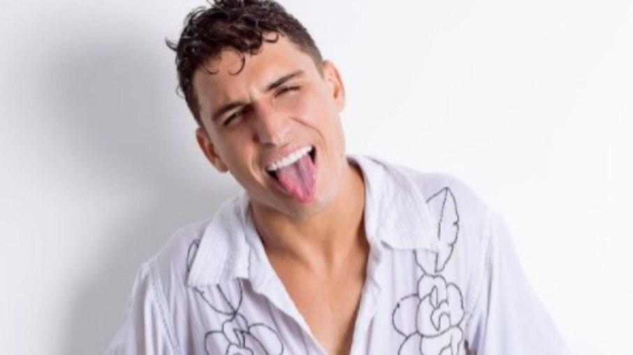 Felipe Prior sensualiza em clique e internautas zoam: 